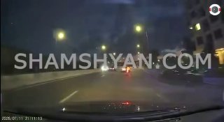 Упавшее дерево на дороге в Ереване, место гибели водителя мопеда