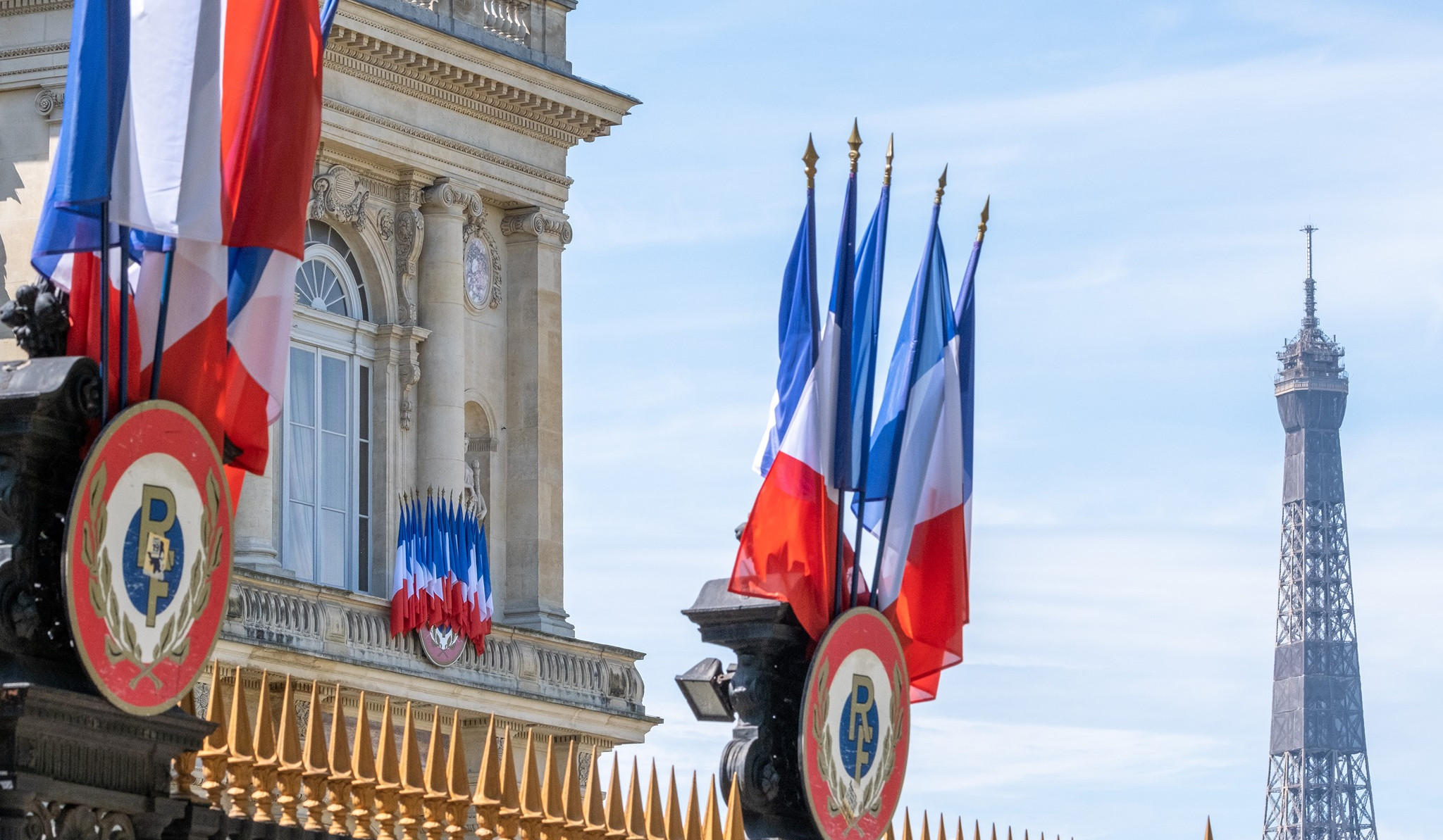 Здание МИД Франции и флаги Армении и Франции в Нор-Норке