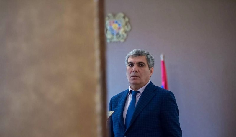 Здание Центральной избирательной комиссии в Ереване, Нор-Норк, на фоне городского пейзажа.