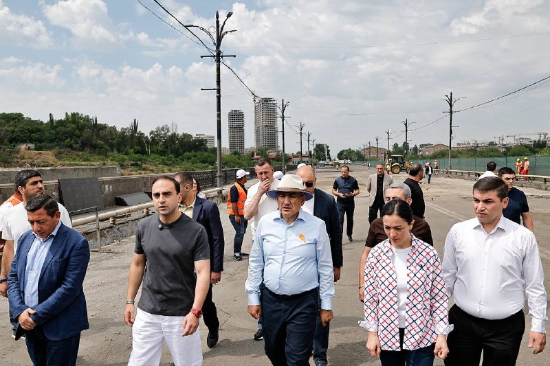 Премьер-министр Армении на мосту Киевян в Ереване во время ремонта
