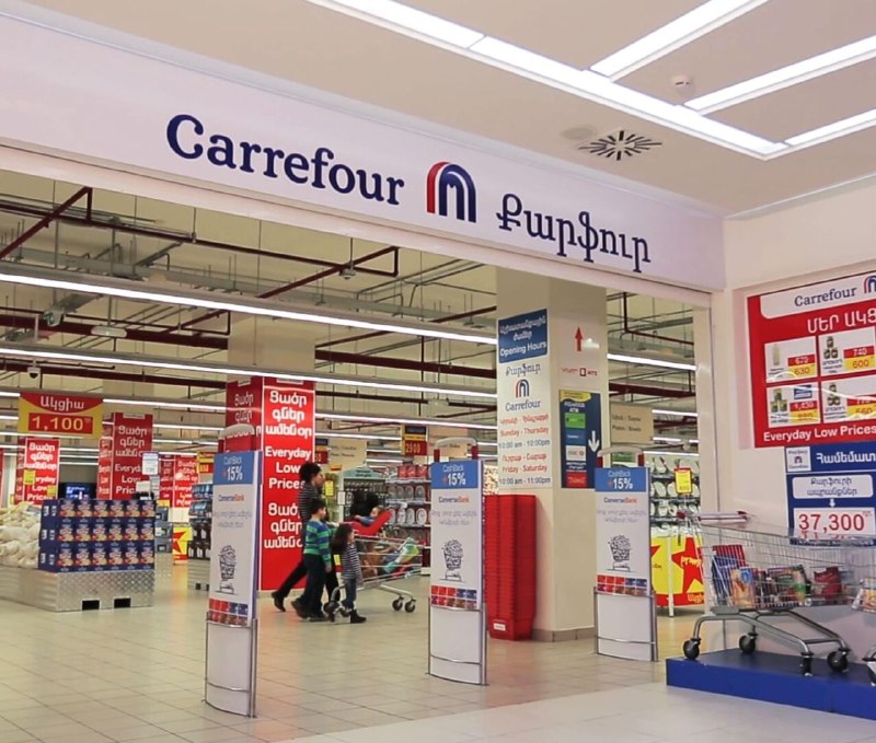 В Carrefour в Нор-Норке выявлено 30 нарушений: просрочка и запрещённые пакеты