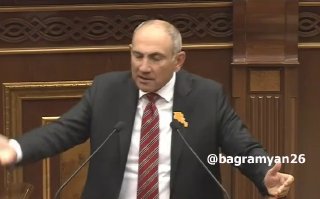 Никол Пашинян выступает с заявлением о фальсификации выборов в Нор-Норке