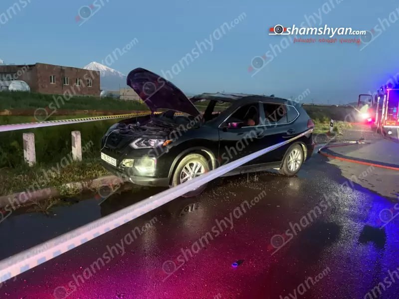 Пожарные тушат автомобиль Nissan Rogue на трассе Ереван — Ерасх в селе Суренаван