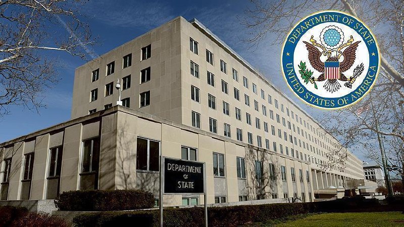Флаги Армении и США на фоне зданий, символизирующие дипломатические отношения и поддержку суверенитета Армении.