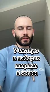 Молодой избиратель голосует на выборах в Нор-Норке