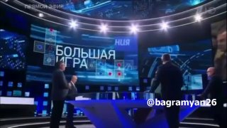 Александр Ионов в зеленом на фоне студии российского телеканала, Нор-Норк