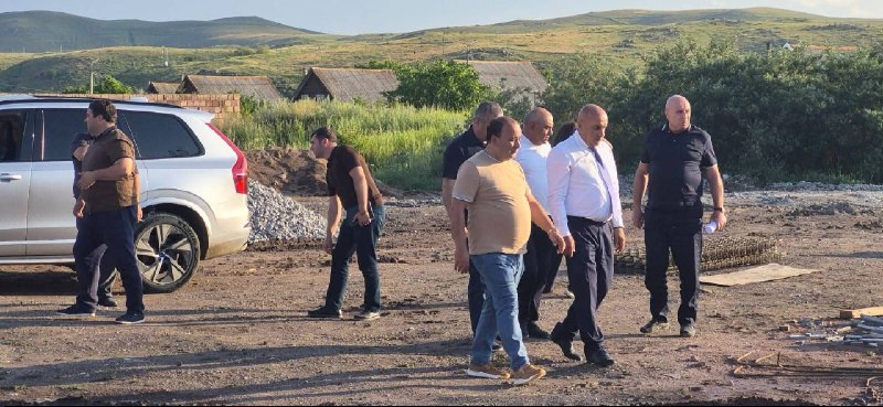 Саргис Багинян и инженеры Фонда территориального развития на стройплощадке школы в Ширакской области