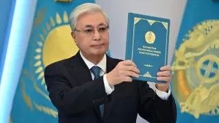 Касым-Жомарт Токаев подписывает новую Конституцию Казахстана