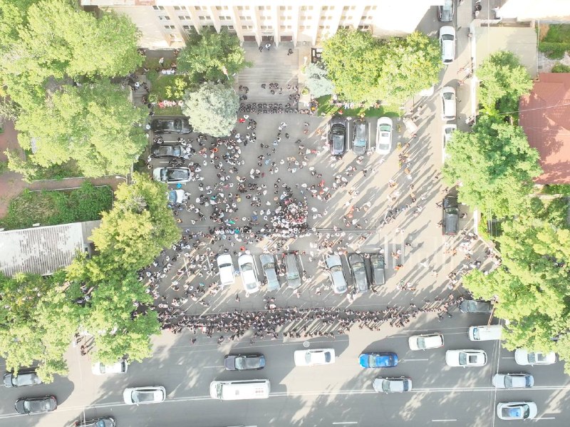 Вид на акцию протеста в Ереване с высоты, мало людей на площади