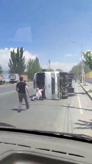Перевернутый автобус на дороге в Аштараке, рядом спасатели
