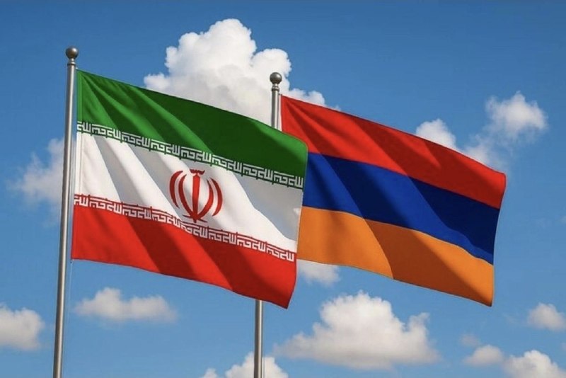 Флаг Армении и Ирана на фоне здания правительства в Ереване