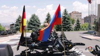 Сурен Папикян объявляет о получении 16 немецких снегоходов для армии Армении