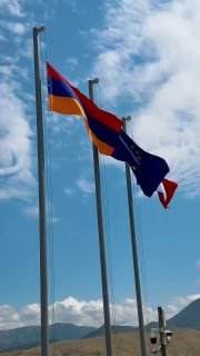 Никол Пашинян на стройплощадке Вединского водохранилища в Араратской равнине